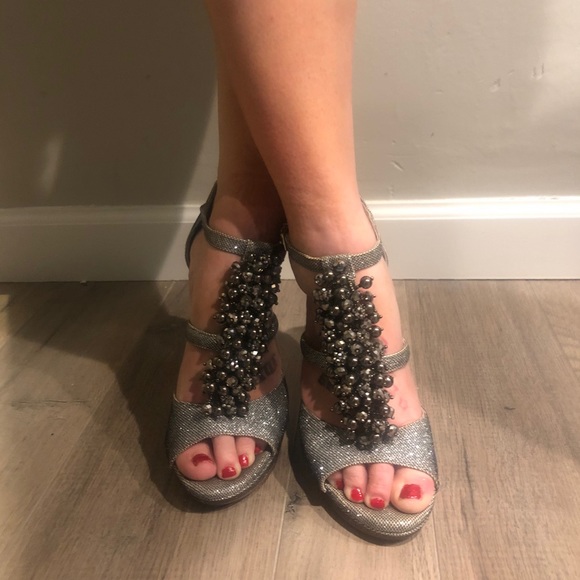 Perfect Sz 6 Gianni Bini Silver Holiday Heels!!!! - Picture 5 of 6